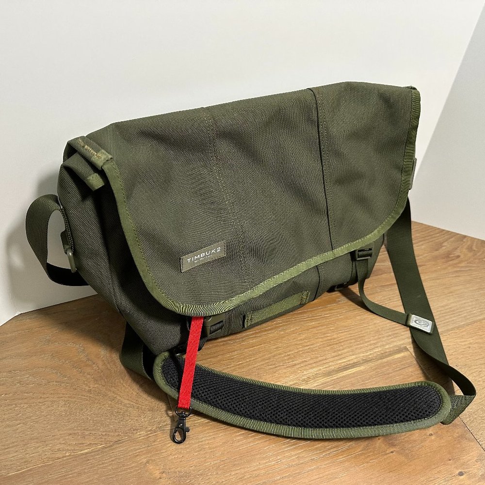 Timbuk2 SMALL Classic Messenger Bag, LIKE-NEW CONDITION